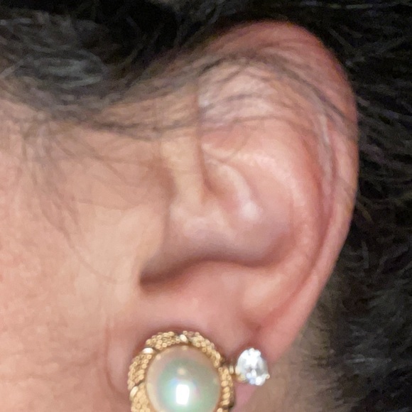 Christian Dior clip on earrings excellent condition Pearl has a iridescent color - Picture 7 of 9